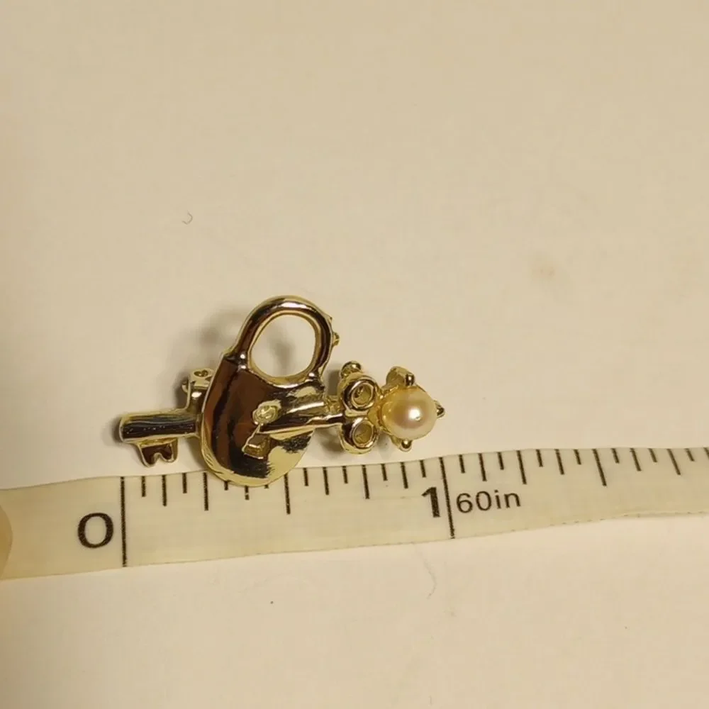Vintage Lock and Key Silver Pin - Picture 4 of 5